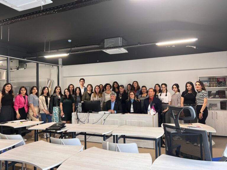 Uyğur və Türkiyəli alimlərin tələbələrlə görüşü (fotoqalereya)